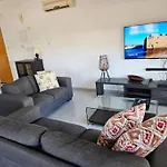 Beautiful 2 Bedrooms By The Pool