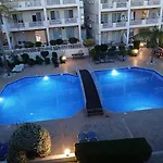 Beautiful 2 Bedrooms By The Pool