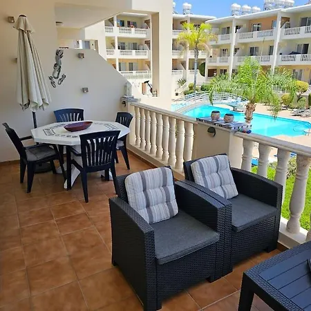 Beautiful 2 Bedrooms By The Pool Lägenhet *