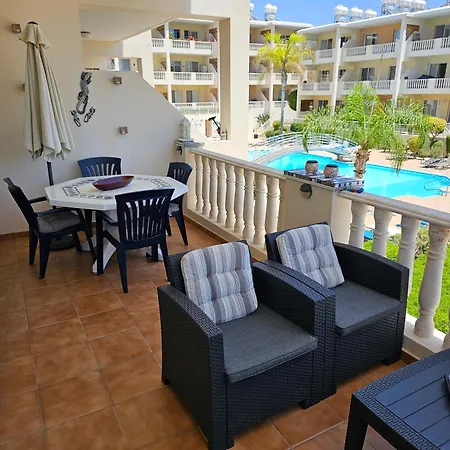 Beautiful 2 Bedrooms By The Pool Апартаменты Пафос