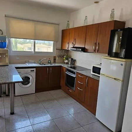 Beautiful 2 Bedrooms By The Pool Apartment Paphos
