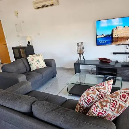 Beautiful 2 Bedrooms By The Pool