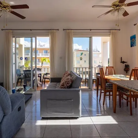Beautiful 2 Bedrooms By The Pool דירה Paphos