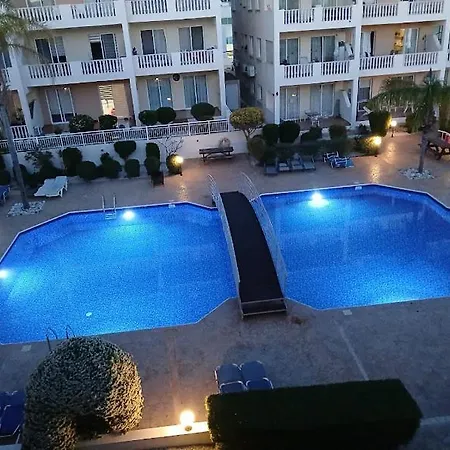 Beautiful 2 Bedrooms By The Pool