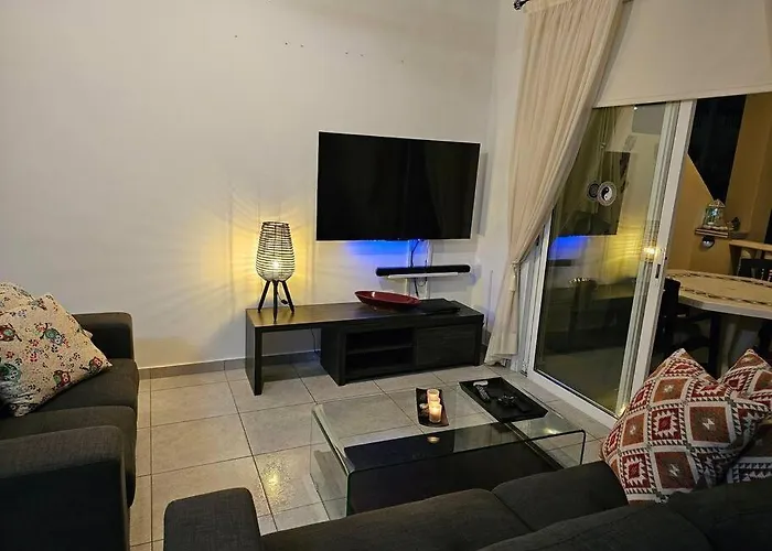 Beautiful 2 Bedrooms By The Pool *