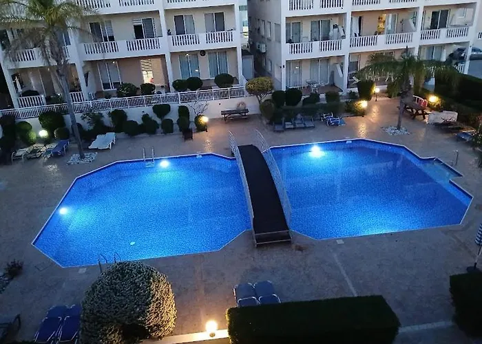 Beautiful 2 Bedrooms By The Pool
