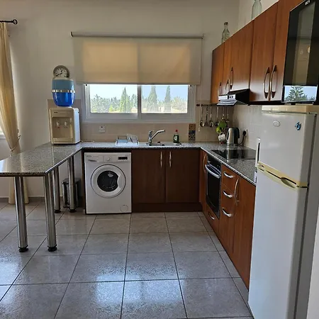 Beautiful 2 Bedrooms By The Pool דירה *