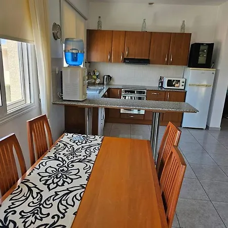 Beautiful 2 Bedrooms By The Pool פאפוס